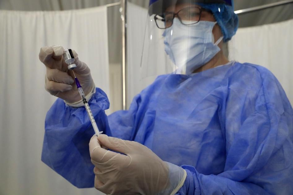 ممرض يحضر إبرة لقاح فيروس "كورونا" في "مستشفى سان جورج" في بيروت، لبنان، في 16 فبراير/شباط 2021. © أسوشيتد برس/حسين ملا