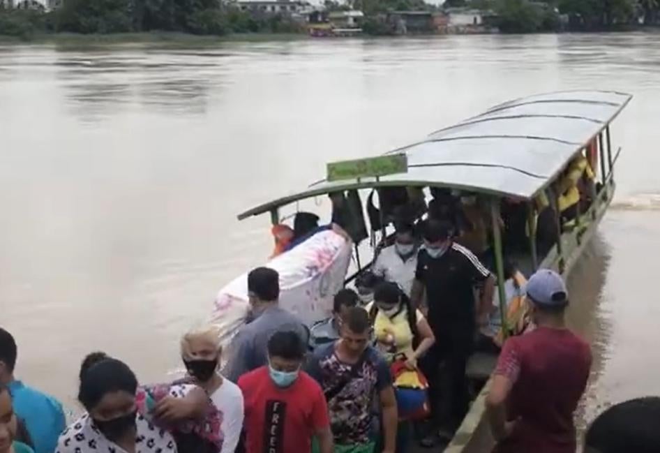 Un groupe de Vénézuéliens sur une embarcation fuient l’l'État d'Apure (dans l'est du Venezuela), où les forces de sécurité ont commis divers abus, afin de chercher refuge dans l'État d'Arauca, en Colombie. Le fleuve Arauca est située à la frontière entre les deux pays.