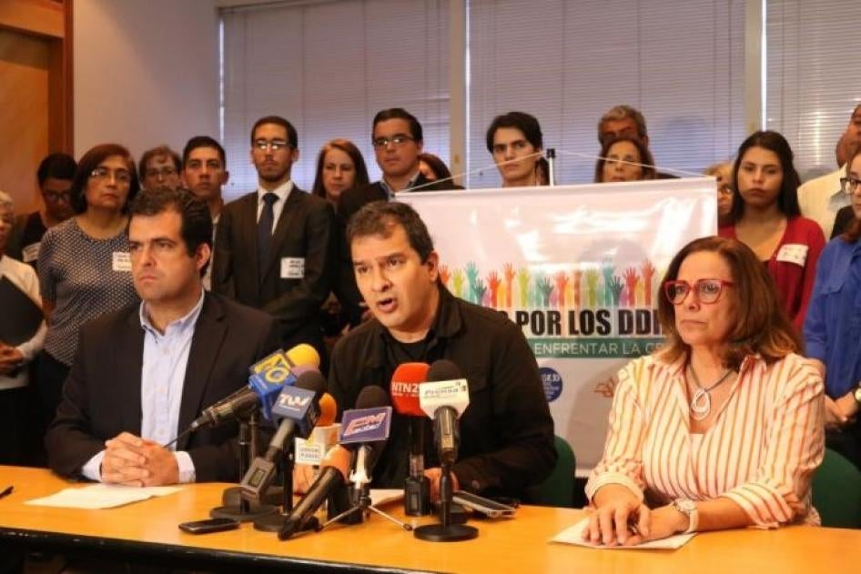 El director de Provea habla en la conferencia "Unidos por los Derechos Humanos" en Caracas, Venezuela. Provea, una ONG, ha sido atacada por el gobierno de Nicolás Maduro por su papel en la denuncia de las violaciones de derechos humanos en Venezuela.