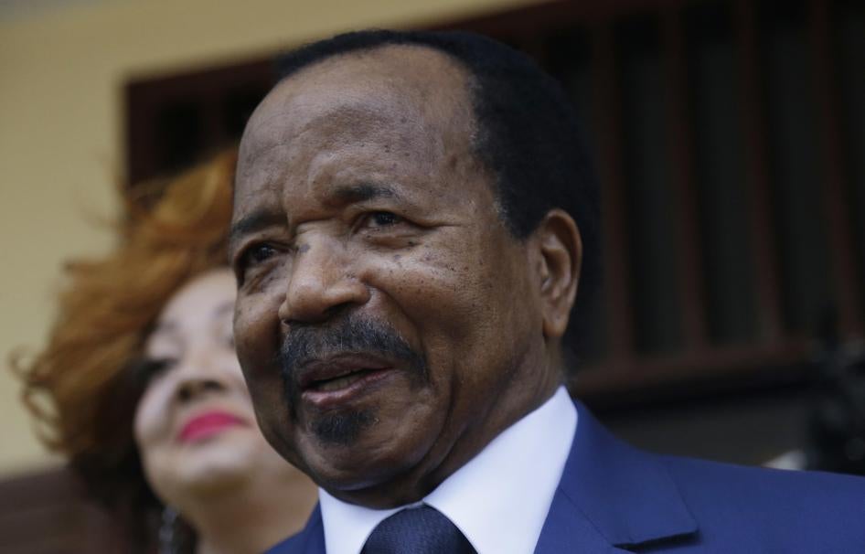Le président camerounais Paul Biya, qui en mars-avril 2021 a donné des directives pour améliorer la surveillance et enquêter sur le détournement de fonds alloués à la lutte contre le Covid-19. 