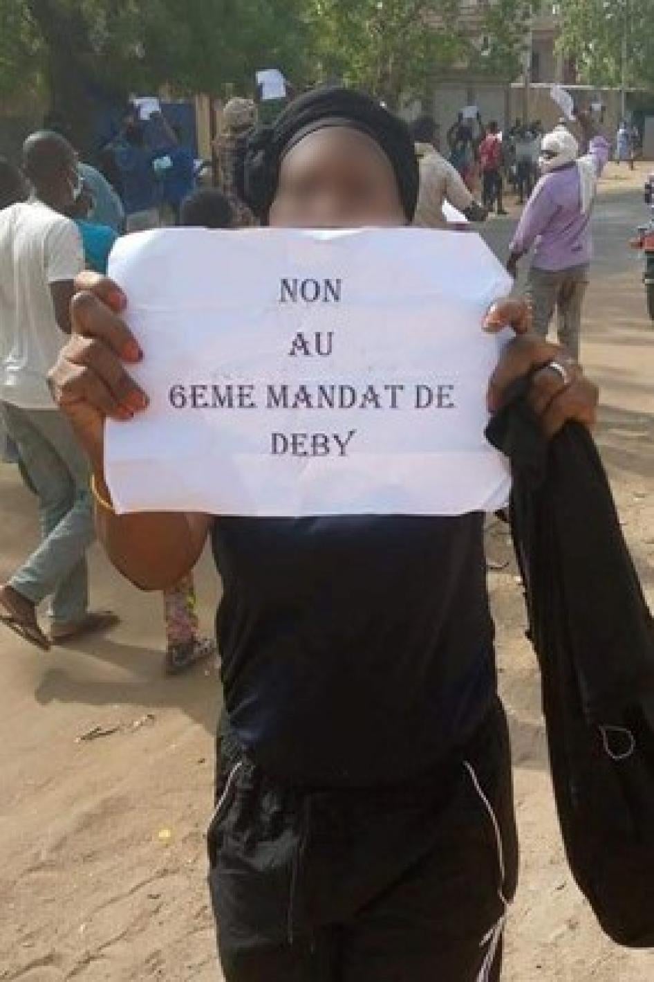 Une femme tient une pancarte où figure le message « Non au 6ème mandat de Deby », lors d’une manifestation dans la capitale du Tchad, N'Djaména, le 20 mars 2021.