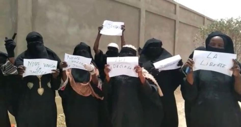 Capture d’écran d’une vidéo montrant des femmes manifestant le 27 mars 2021 à N'Djaména, la capitale du Tchad, et tenant des feuilles où sont inscrits ces messages, parmi d’autres : « Nous voulons la justice », « La liberté » et « Idi dégage ».