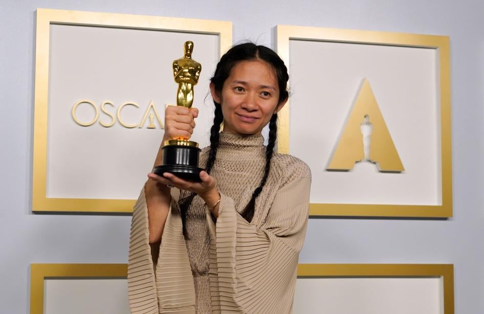 Хлоя Чжао с Оскаром за лучшую режиссерскую работу в фильме «Земля кочевников». Лос-Анджелес, 25 апреля 2021 г. 