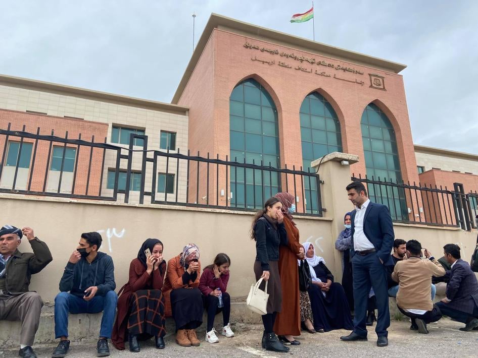 عائلات الصحفيين والنشطاء الذين جرت محاكمتهم في 16 فبراير/شباط 2021، يجلسون أمام محكمة استئناف منطقة أربيل. 