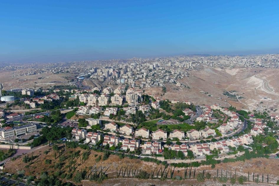 El asentamiento israelí de Maale Adumim en la Cisjordania ocupada, con los vecindarios palestinos del Jerusalén Oriental ocupado al fondo.