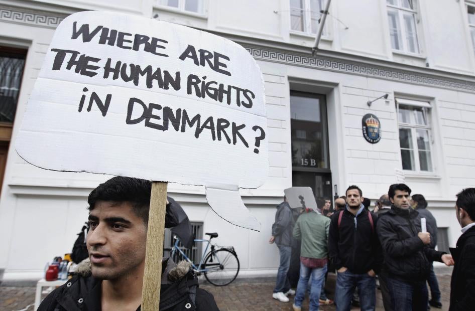 Syrisk flygtning holder skilt udenfor den svenske ambassade I København, Danmark, i protest over Danmarks asylpolitik for dem der flygtede fra den syriske borgerkrig. September, 26, 2012.
