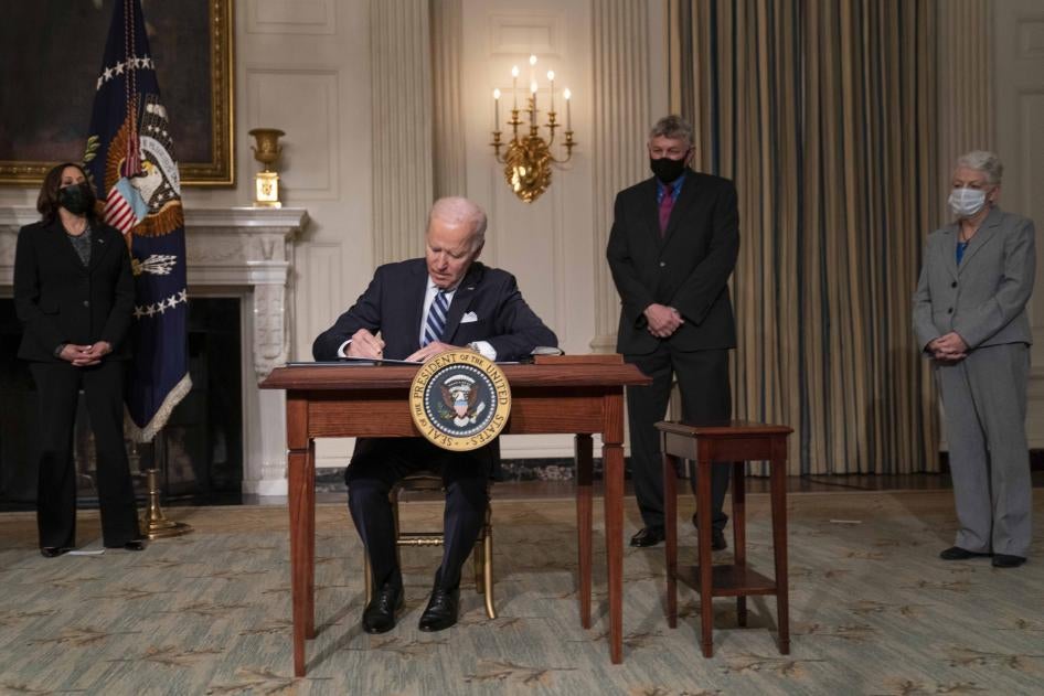 الرئيس الأمريكي جو بايدن محاطا بمعاونيه يوقع سلسلة أوامر تنفيذية للتصدي لأزمة المناخ في 27 يناير/كانون الثاني 2021 في واشنطن. 