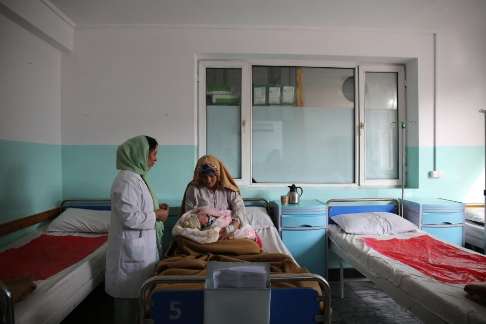 Une jeune mère tient son bébé né une heure plus tôt à la maternité de l'hôpital Dasht-e-Barchi de Kaboul, en Afghanistan, en octobre 2020. Elle a fait le trajet depuis la province voisine de Laghman pour accoucher dans cet hôpital. 