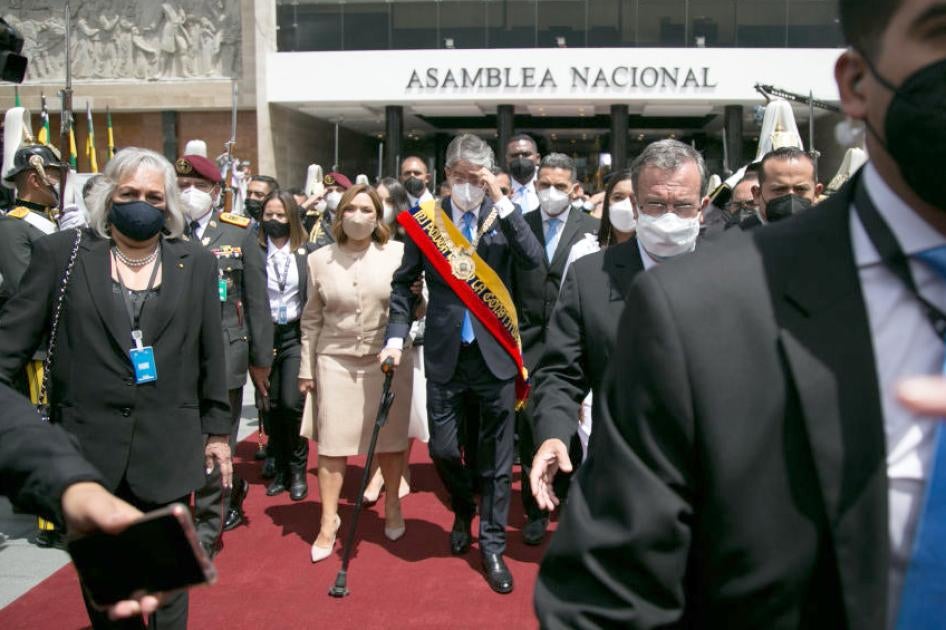 El presidente recién juramentado de Ecuador, Guillermo Lasso, sale de la Asamblea Nacional tras su ceremonia de inauguración en Quito, Ecuador, el 24 de mayo de 2021.