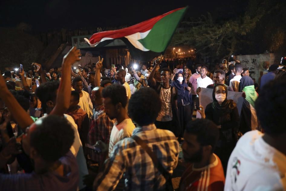 متظاهرون سودانيون يتجمعون لإحياء الذكرى السنوية الثانية لحملة القمع الدموية التي شنتها قوات الأمن أما مقر الجيش في الخرطوم، السودان في 11 مايو/أيار 2021.