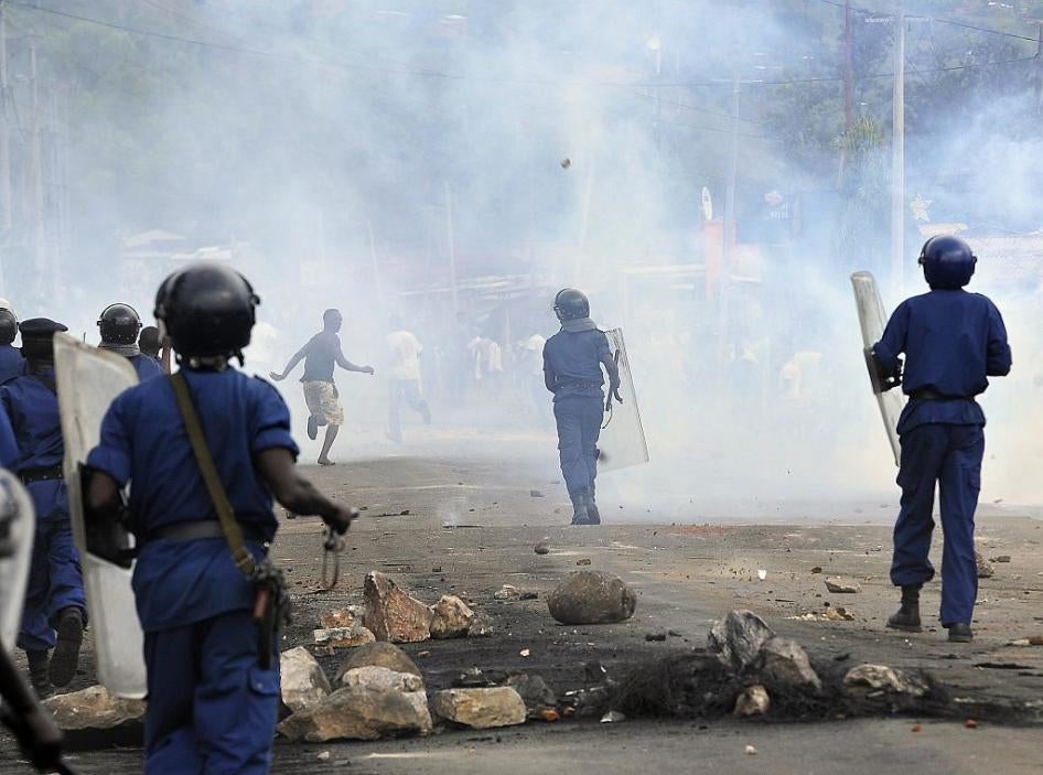 La police anti-émeute burundaise chasse des manifestants après avoir bloqué les routes à Musaga, dans la proche banlieue de Bujumbura, le 27 avril 2015. La police et les militants de l'opposition se sont affrontés au deuxième jour des manifestations contre la décision du président Pierre Nkurunziza de briguer un troisième mandat controversé.