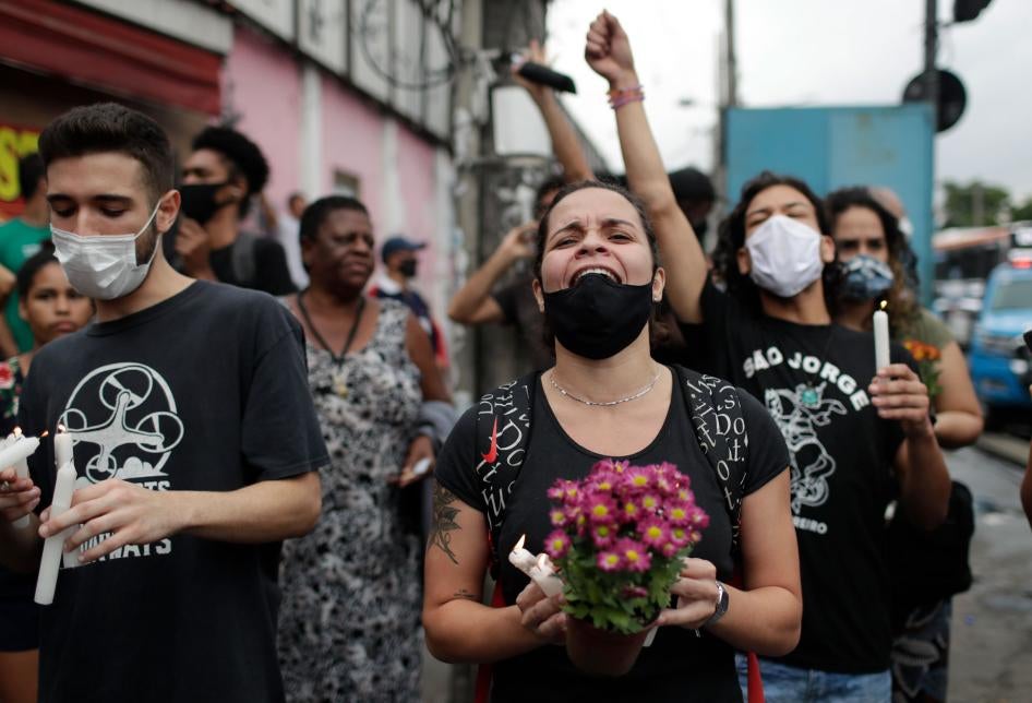 Ativistas e familiares das vítimas em protesto que exige justiça no dia seguinte a uma operação policial mortal na favela do Jacarezinho, no Rio de Janeiro, Brasil, em 7 de maio de 2021.