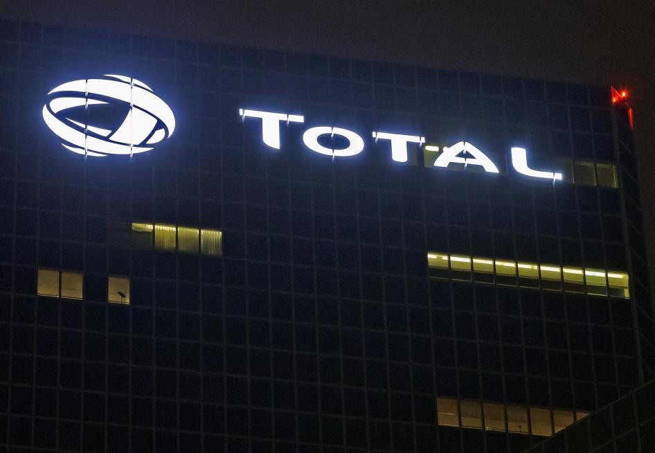 Le logo de l’entreprise pétrolière Total SA, visible sur la façade du siège de la compagnie dans le quartier d'affaires de La Défense, dans la banlieue nord-ouest de Paris. 
