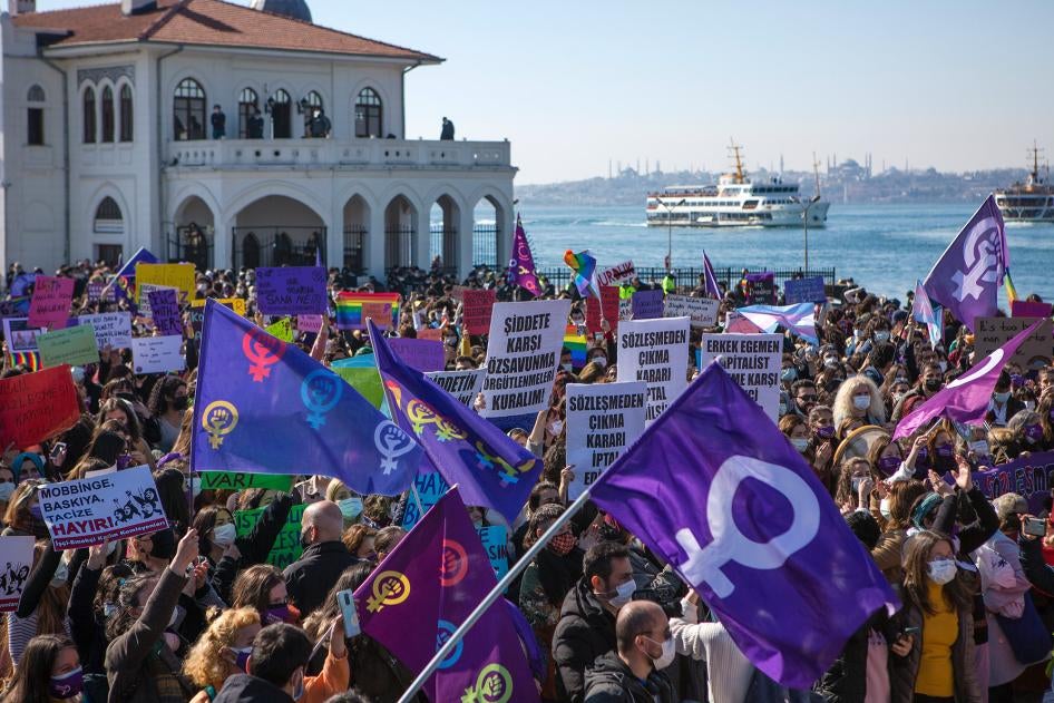 Ludzie zgromadzeni w Stambule w marcu 2021 r. na proteście przeciwko decyzji prezydenta Turcji Recepa Tayyipa Edrogana o wycofaniu się z konwencji stambulskiej, mającej na celu ochronę kobiet przed przemocą ze względu na płeć. 
