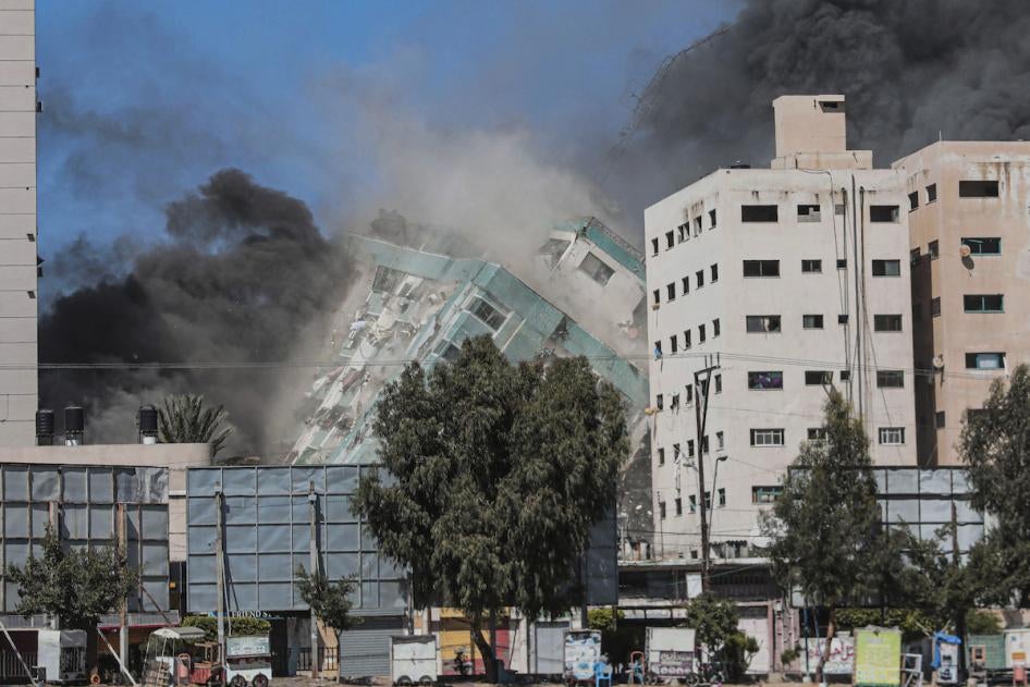 מגדל אל-ג'לאא בעיר עזה שנהרס בתקיפה אווירית של ישראל. חיל האוויר הישראלי תקף את המגדל, בן 13 הקומות, שבו שכנו משרדיהן של תחנת הטלוויזיה אל-ג'זירה וסוכנות הידיעות אסושייטד פרס