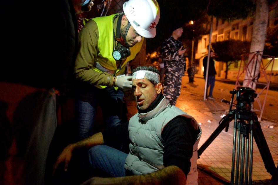صحفي مُصاب يتلقى العلاج بعد اشتباكات بين قوى الأمن والمتظاهرين خلال مظاهرة في بيروت، لبنان في 14 يناير/كانون الثاني 2020.