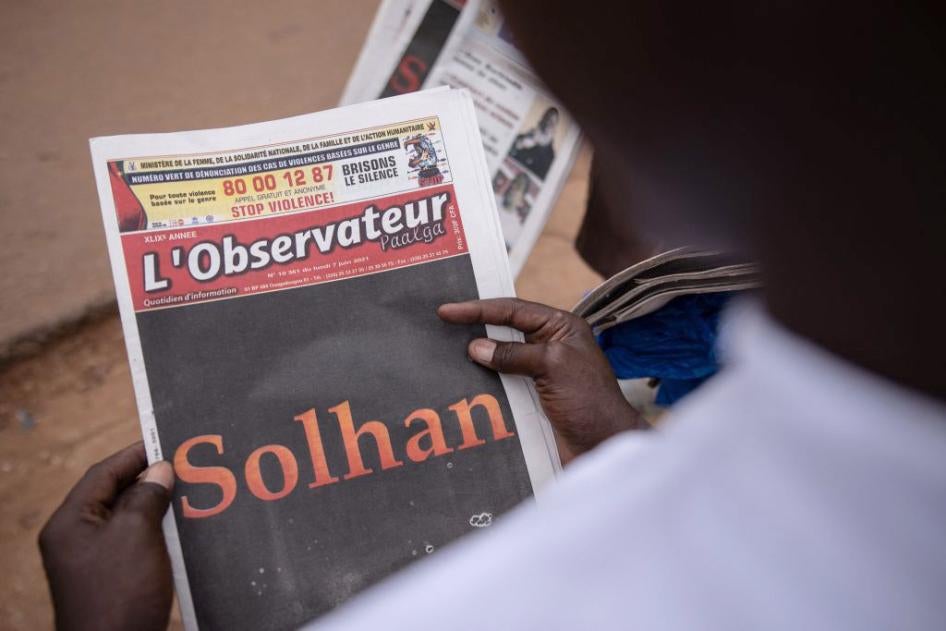 Un homme lit le journal L’Observateur Paalga à Ougadougou, au Burkina Faso, le 7 juin 2021. La une du quotidien fait allusion à l’attaque meurtrière menée le 5 juin contre le village de Solhan. 