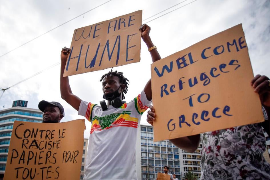 Ces migrants africains participaient à un rassemblement à l’occasion de la Journée mondiale des réfugiés à Athènes, en Grèce, le 20 juin 2020. 