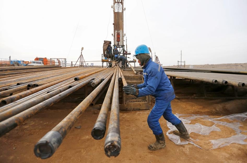 Рабочий готовит трубы для обслуживания нефтяных скважин на месторождениях, эксплуатируемых дочерней компанией АО ««Разведка Добыча «КазМунайГаз» в Кызылординской области, Южный Казахстан, 21 января 2016 года.