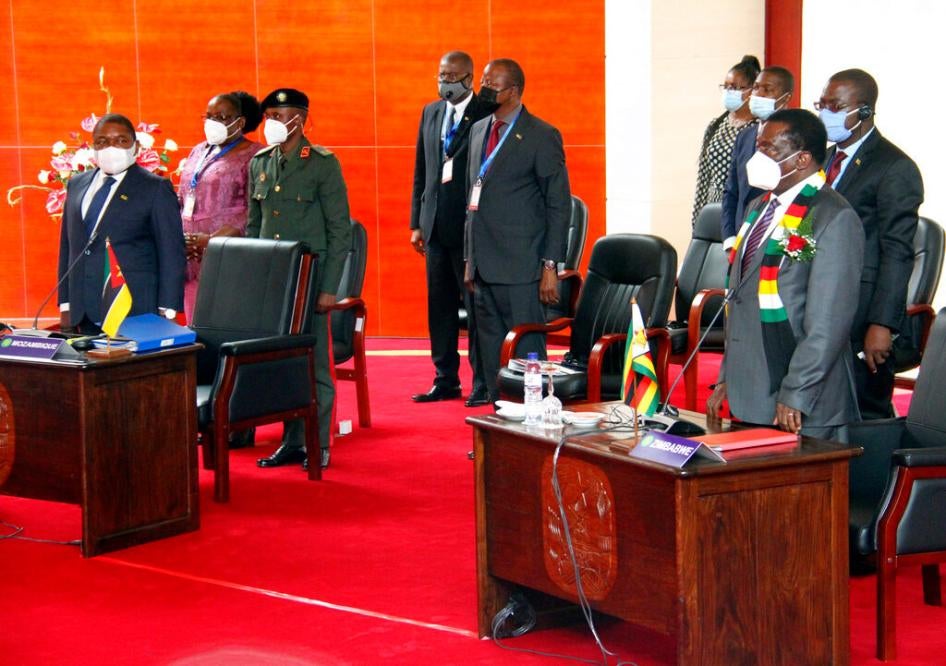 O Presidente moçambicano Filipe Nyusi, à esquerda, e o Presidente do Zimbabué, Emmerson Mnangagwa, à direita, juntam-se aos líderes da África Austral durante uma reunião na capital de Moçambique, Maputo, em 8 de Abril de 2021. 