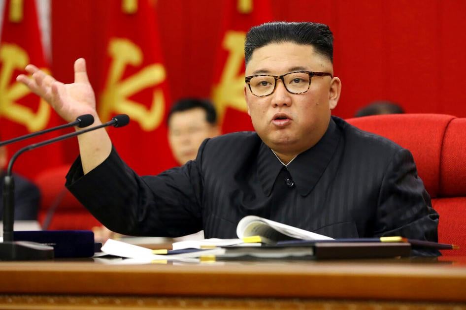 Le dirigeant nord-coréen Kim Jong-un, gesticulant lors d’une réunion du Parti des travailleurs à Pyongyang, le mardi 15 juin 2021. 