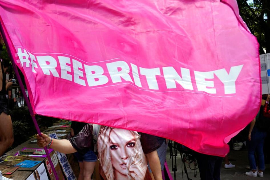 Uma pessoa segura uma bandeira escrita "Free Britney" (Libertem Britney) em apoio à cantora Britney Spears em uma audiência sobre seu caso de curatela no Tribunal do Condado de Los Angeles, em 23 de junho de 2021.