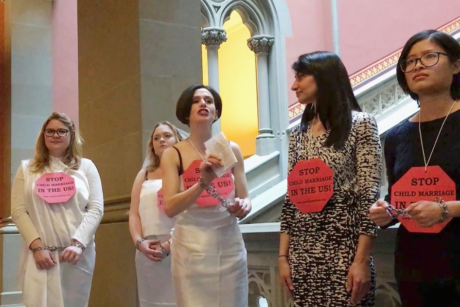 Mujeres protestan contra el matrimonio infantil en el capitolio del estado de Nueva York, en Albany, el 14 de febrero de 2017. 