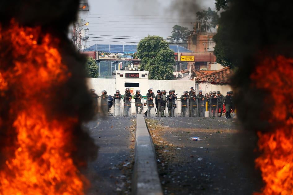 Agentes de la Guardia Nacional Bolivariana bloquean el aceso al Puente internacional Francisco de Paula Santander en Urena, Venezuela, en la frontera con Colombia, a través del cual asistencia humanitaria iba a entrar al país el sábado 23 de febrero de 2019.