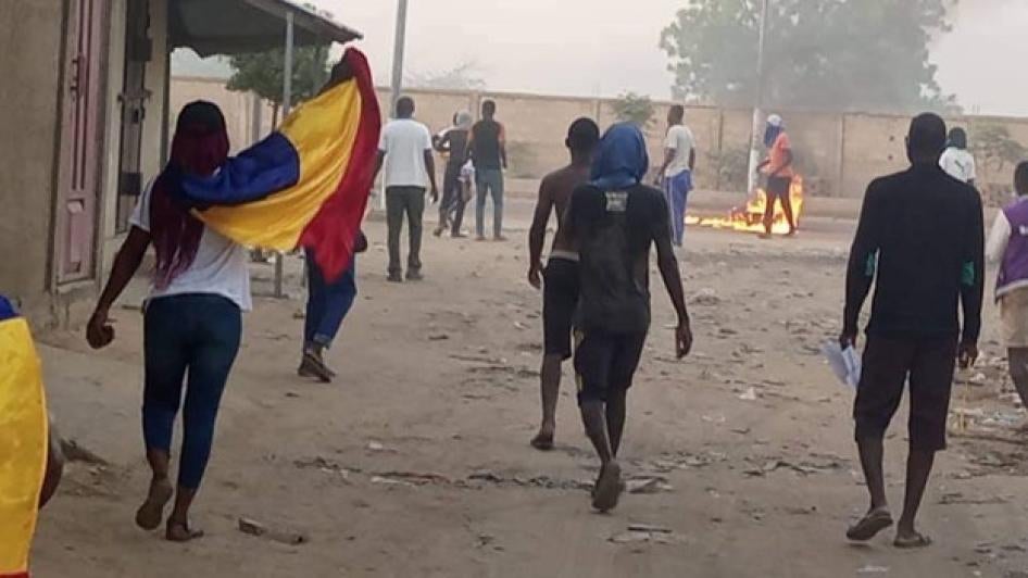 Des manifestants avancent vers une rue dans la capitale du Tchad, N'Djamena, le 27 avril 2021.