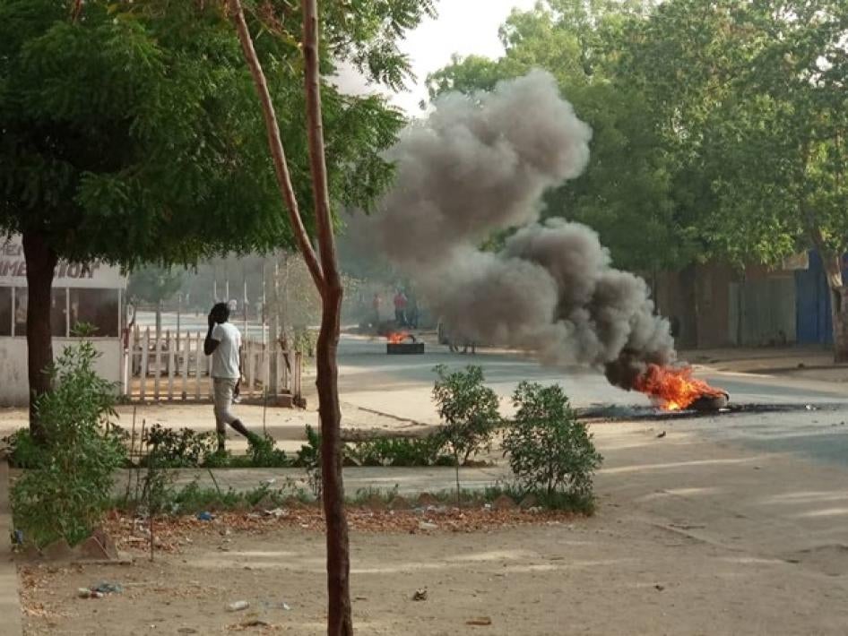 Des manifestants brûlent des pneus dans une rue de la capitale du Tchad, N'Djamena, le 27 avril 2021.