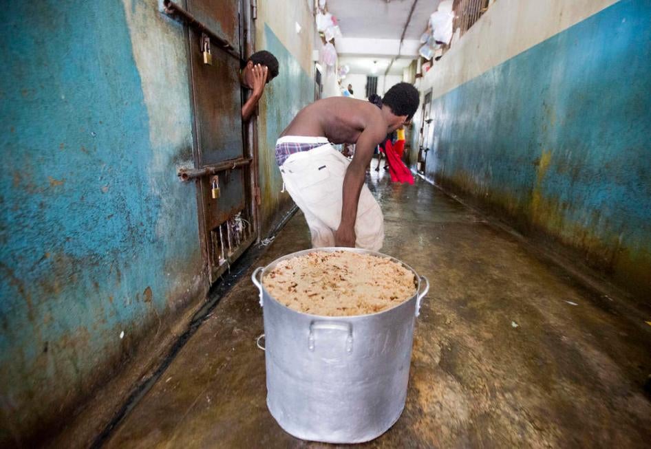 Ce détenu tirait une marmite contenant du riz et des haricots dans un couloir du Pénitencier national à Port-au-Prince, en Haïti, en le 13 février 2017. 