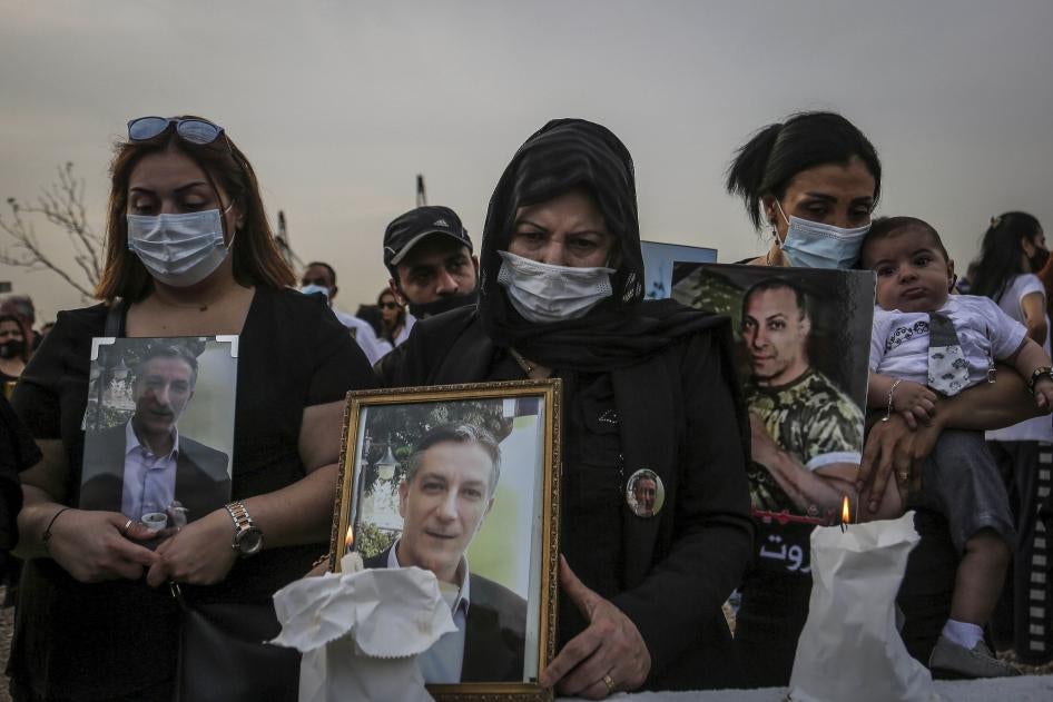 أفراد من أسر ضحايا الانفجار الهائل في مرفأ بيروت في 4 أغسطس/آب يشاركون في وقفة تذكارية بمناسبة مرور تسعة أشهر على الانفجار.
