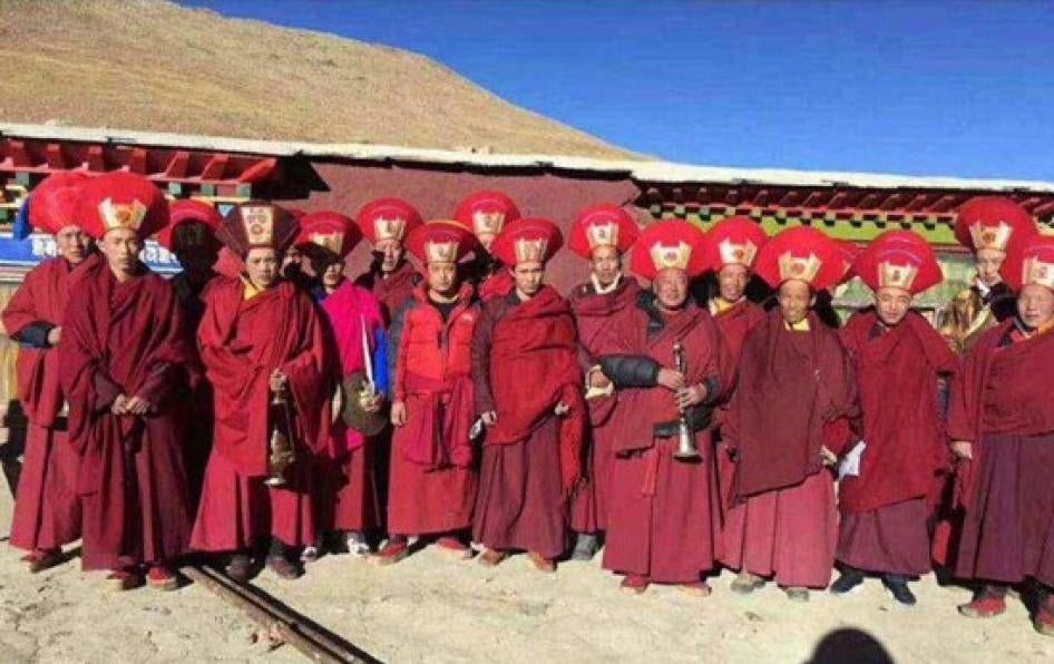 Des moines du monastère de Tengdro, dans le comté de Tingri au Tibet, photographiés en 2017.