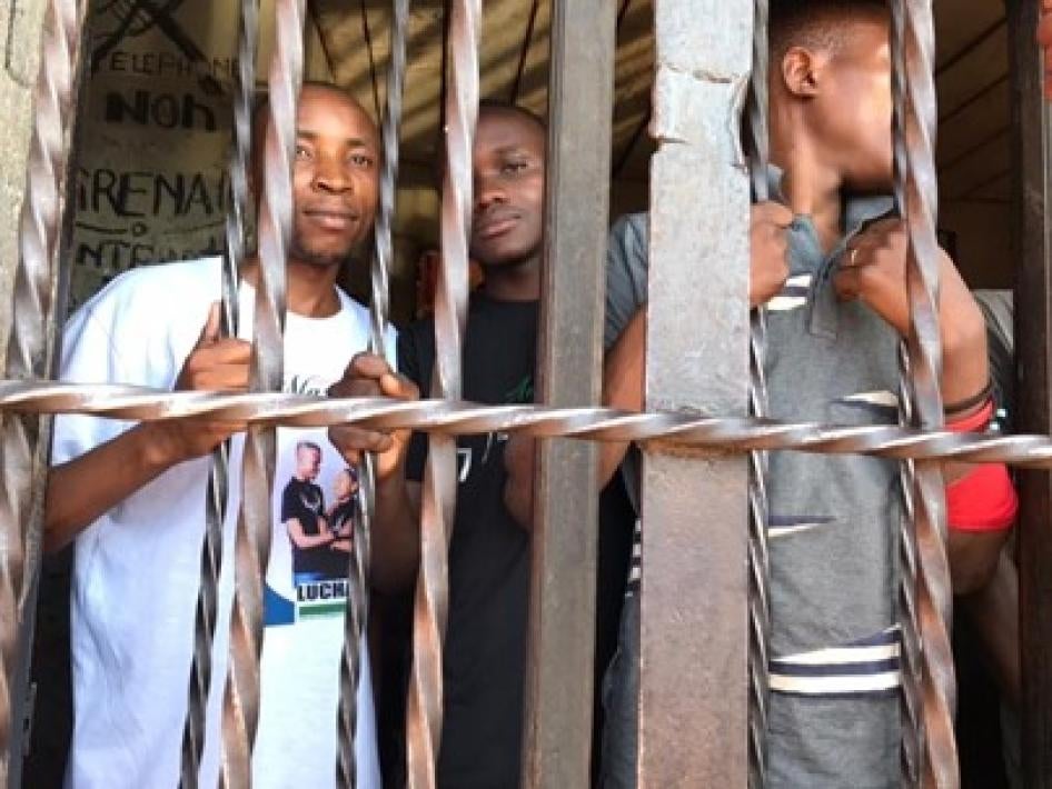 Les jeunes activistes Eric Muhindo, à gauche, et Elisée Lwatumba, au centre, à la prison centrale de Butembo, dans l’est de la République démocratique du Congo.