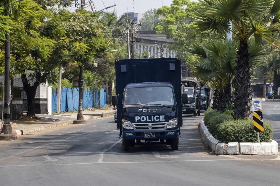 Une voiture de police dans une rue pendant une manifestation contre le coup d'État militaire.