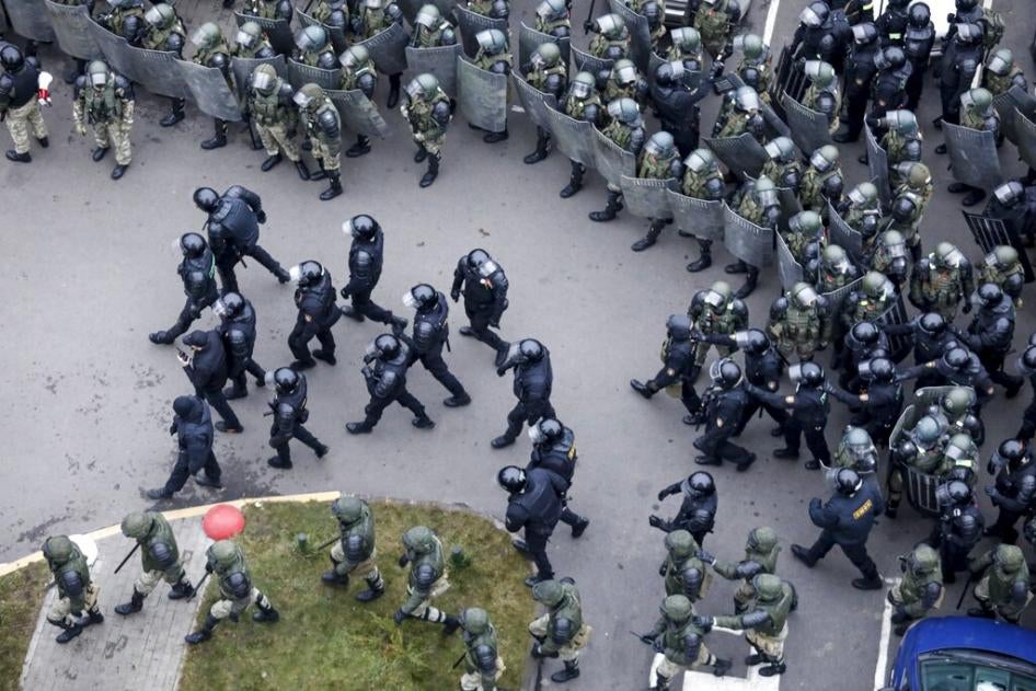 Белорусский ОМОН перекрывает дорогу, чтобы остановить протестующих во время оппозиционного митинга в знак протеста против официальных результатов президентских выборов в Минске, Беларусь, 15 ноября 2020 года.
