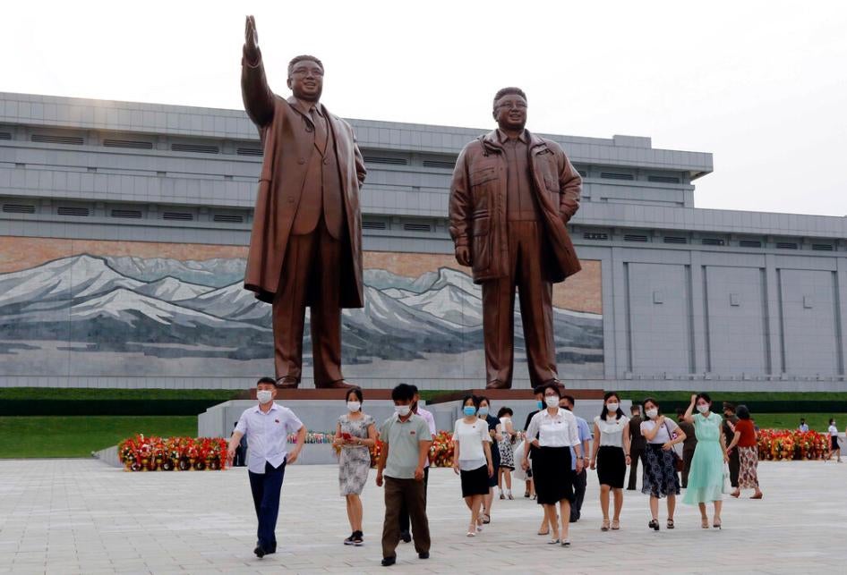 Des citoyens nord-coréens marchaient devant deux statues géantes  de Kim Il-sung (grand-père de l’actuel dirigeant Kim Jong-un) et Kim Jong-il (père de Kim Jong-un) à Pyongyang, en Corée du Nord, le 7 juillet 2021.