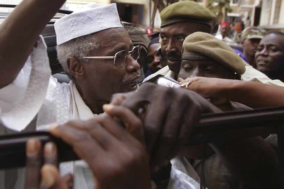 الديكتاتور التشادي السابق حسين حبري (يسار) يغادر المحكمة في دكار، السنغال، في 25 نوفمبر/تشرين الثاني 2005.  