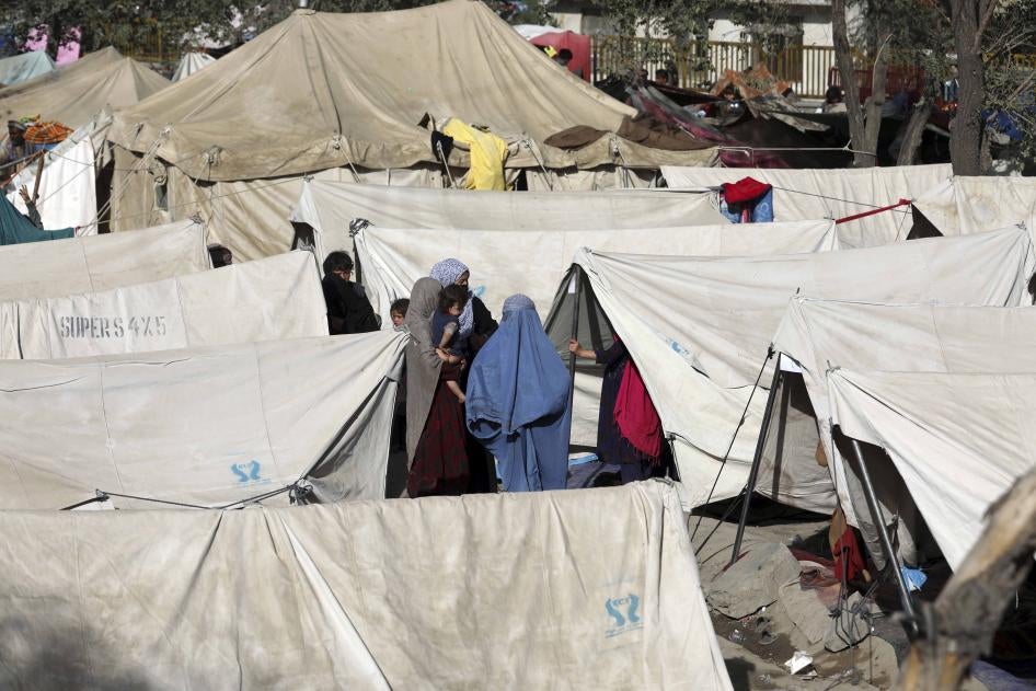 Acampamento de afegãos das províncias do norte, que fugiram de suas casas devido aos combates entre o Talibã e as forças de segurança afegãs, em um parque público em Cabul, Afeganistão, em 13 de agosto de 2021.