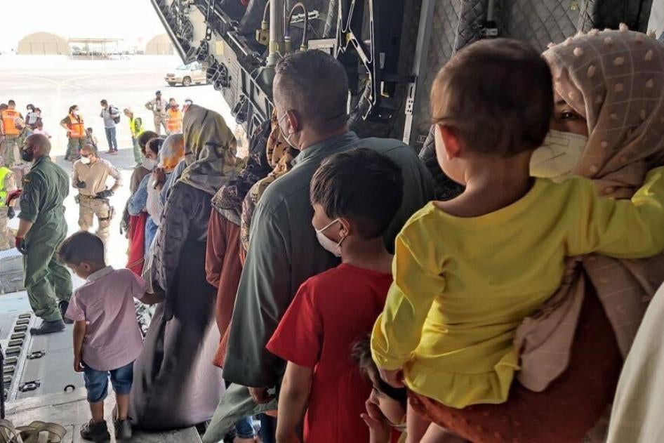 Crianças e adultos em sua chegada em Dubai após retirada pelo governo espanhol no Afeganistão, em 20 de agosto de 2021.