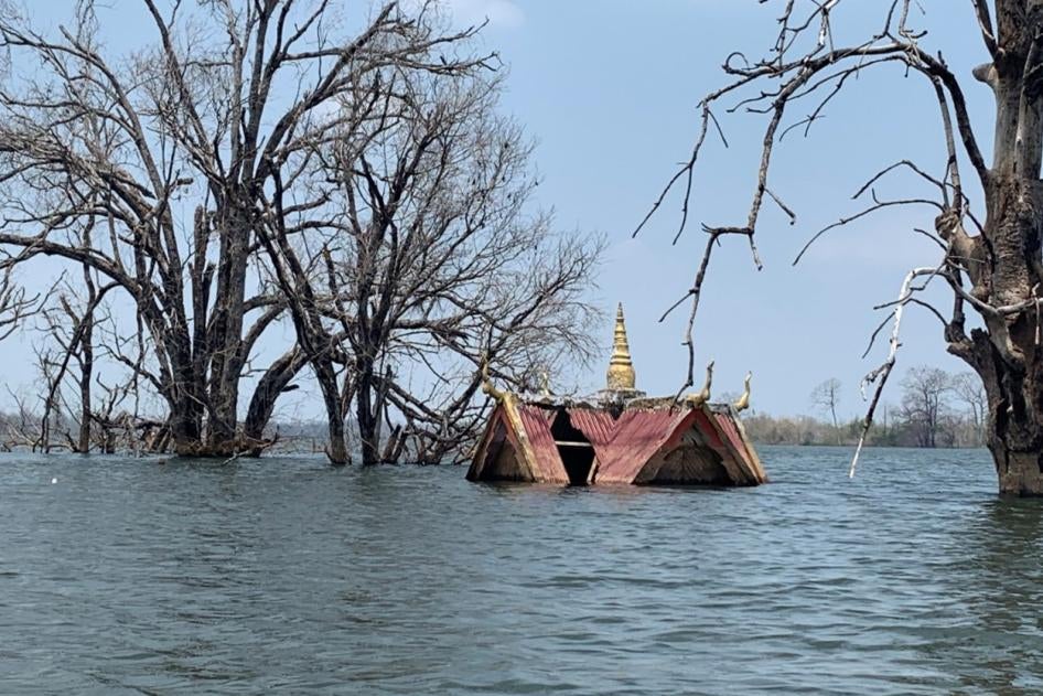 Le toit d’un temple dans le village de Srekor, dans le nord-est du Cambodge, suite à une inondation liée à la construction du barrage hydroélectrique de Lower Sesan 2.