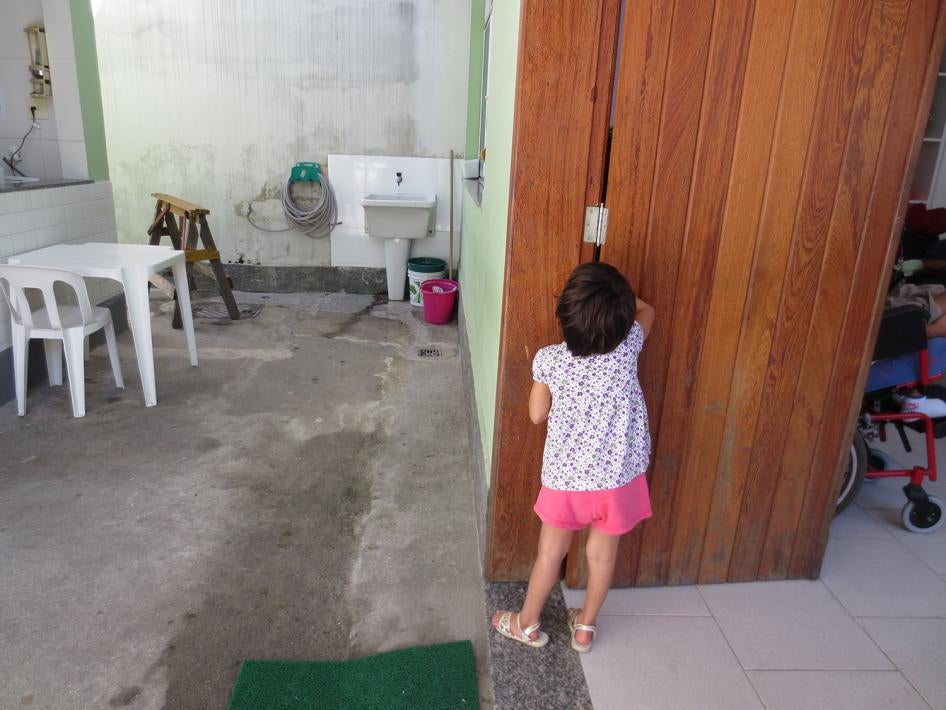 Uma criança que não vai a escola, vivendo em uma instituição no Rio de Janeiro, em 6 de novembro de 2016.