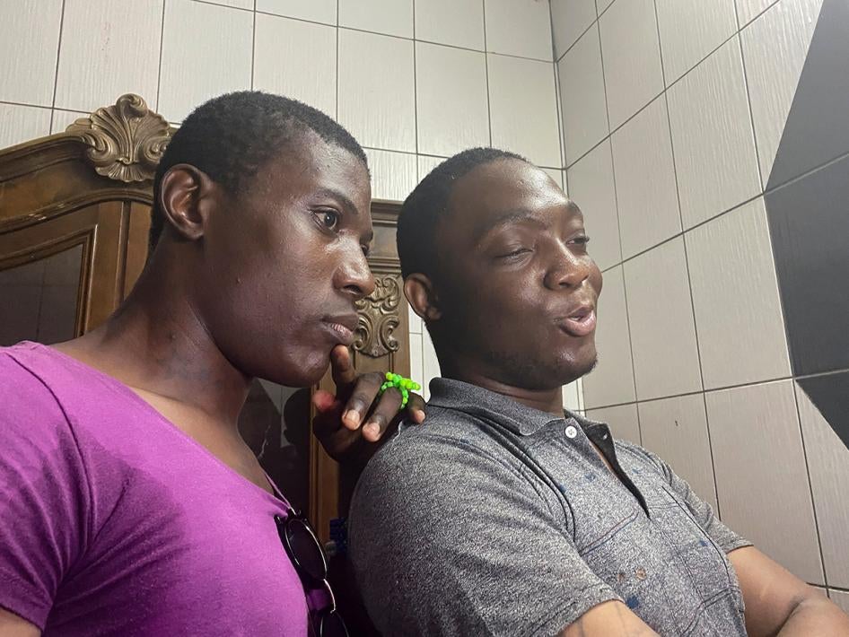 Patricia et Shakiro, deux femmes transgenres qui ont été condamnées en mai pour « tentative de comportement homosexuel », enregistrent une vidéo après leur remise en liberté provisoire pour remercier les personnes qui les ont soutenues, à Douala, au Cameroun, le 16 juillet 2021. © 2021 Josiane Kouagheu/REUTERS