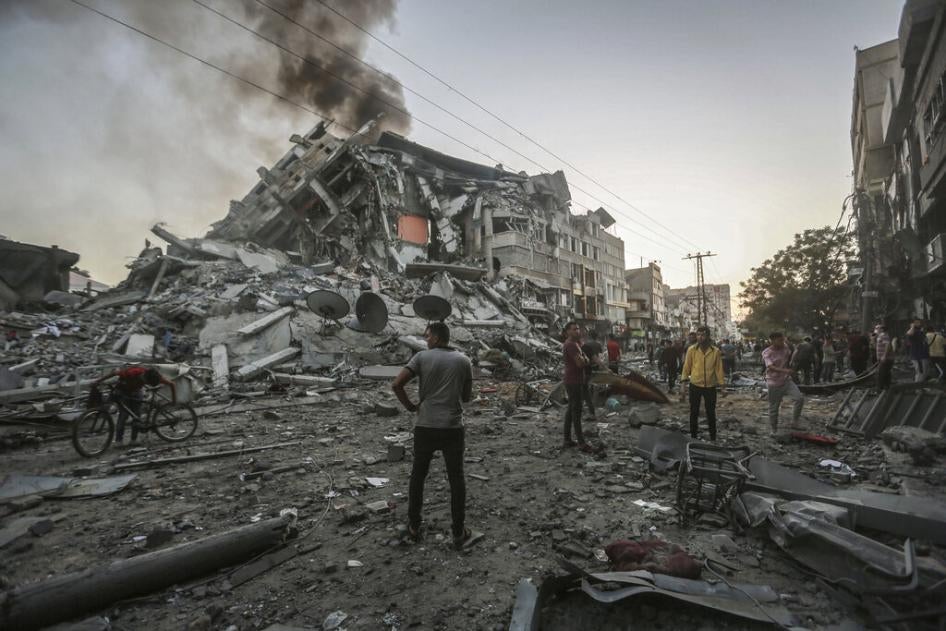 Des habitants de Gaza contemplaient les décombres peu après l’effondrement d’un immeuble surnommé « Tour al-Shorouk ». © 2021 Mohammed Talatene/AP Images