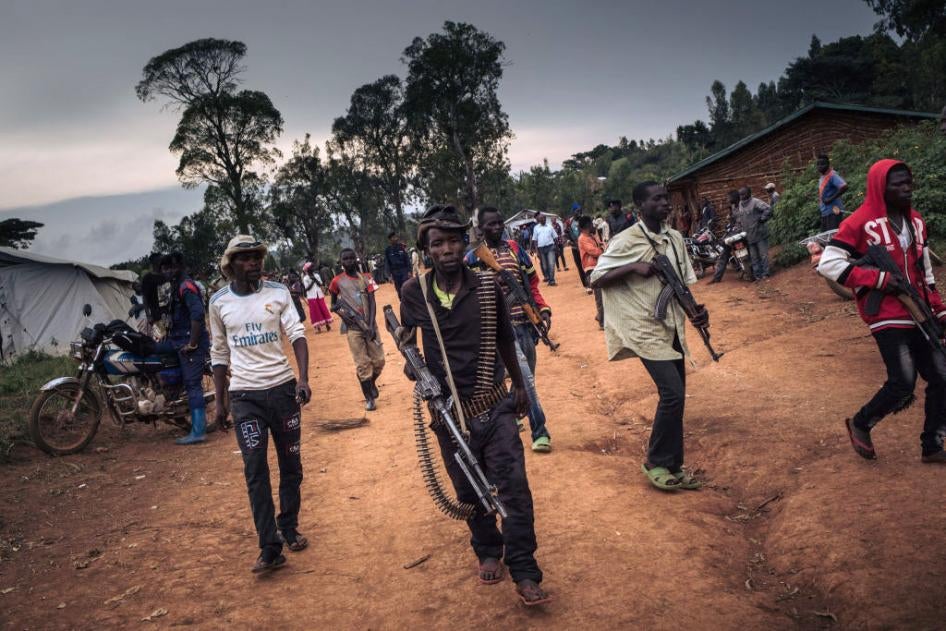 Des combattants du groupe armé URDPC/CODECO dans le village de Wadda en province de l’Ituri, dans le nord-est de la République démocratique du Congo, le 19 septembre 2020.