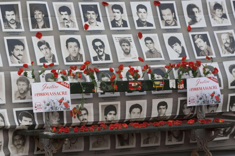 معرض عن حقوق الإنسان في إيران خلال الحملة الدولية للمطالبة بالعدالة لضحايا مجزرة 1988، عقد قرب "الجمعية الوطنية" الفرنسية في باريس، فرنسا، 14 نوفمبر/تشرين الثاني 2017. 