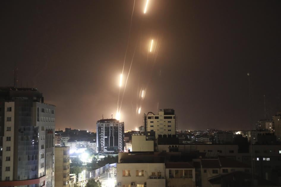 Des roquettes sont tirées de la bande de Gaza vers Israël, dans la soirée du 11 mai 2021.