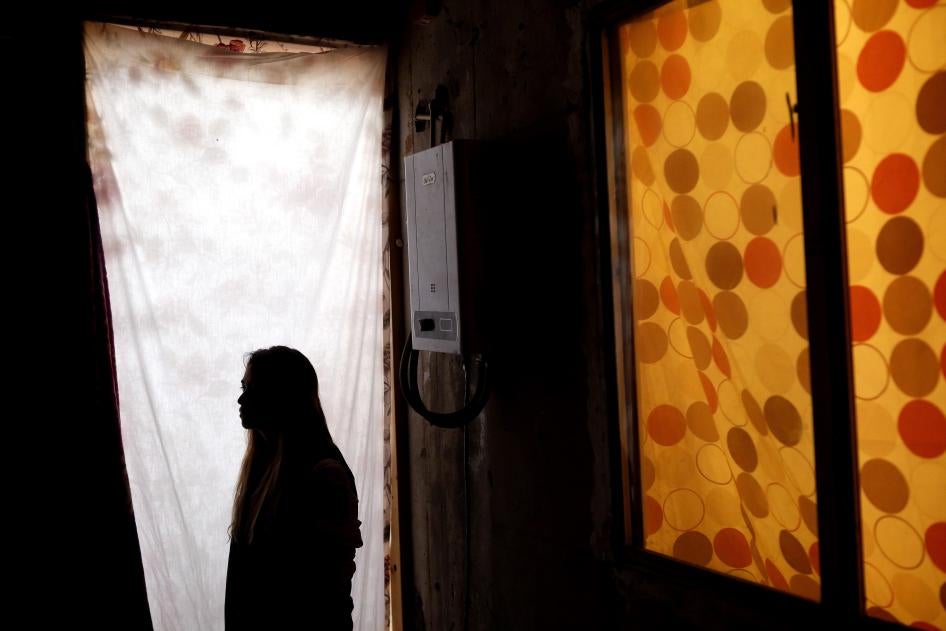  Lizbeth, una mujer salvadoreña que busca asilo en Estados Unidos, posa  en la casa de un familiar en Tijuana, México, donde fue enviada a esperar por el resultado de su caso, el 5 de noviembre de 2019. 