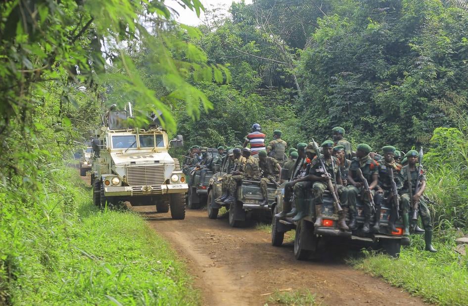 Des soldats de l’armée congolaise et des Casques bleus patrouillent dans la zone d’une attaque près de la ville d’Oicha, à 30 kilomètres de Beni, dans l’est de la République démocratique du Congo, le 23 juillet 2021.