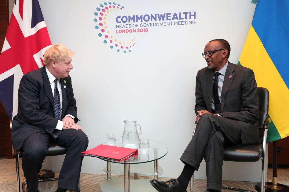 Le Premier ministre britannique Boris Johnson (à gauche), alors ministre des Affaires étrangères, et Paul Kagame (à droite), président du Rwanda, lors de la Réunion des chefs de gouvernement du Commonwealth à Londres, le 17 avril 2018.